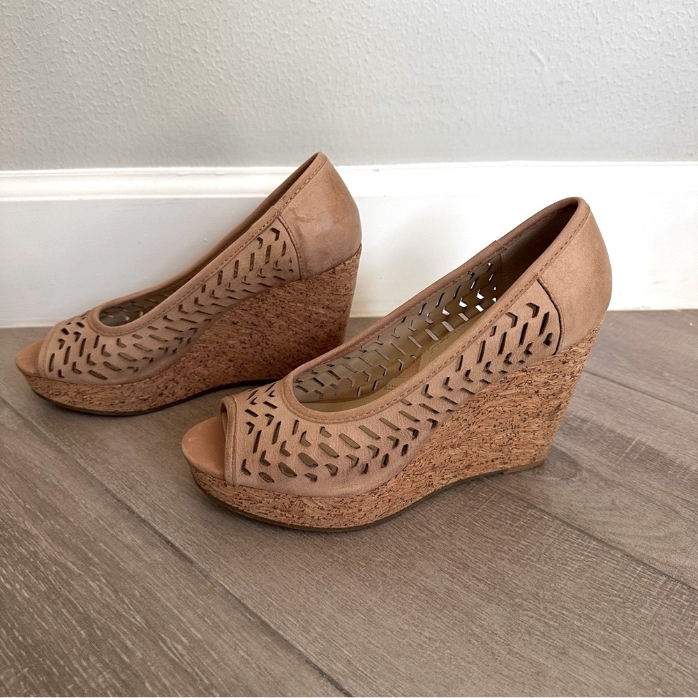 Nude leather wedge pumps. Perfect go with anything shoe! - Picture 4 of 8